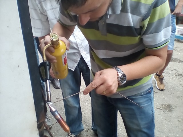 Gabriel sudeaza un filtru cu mapp-gazul.jpg