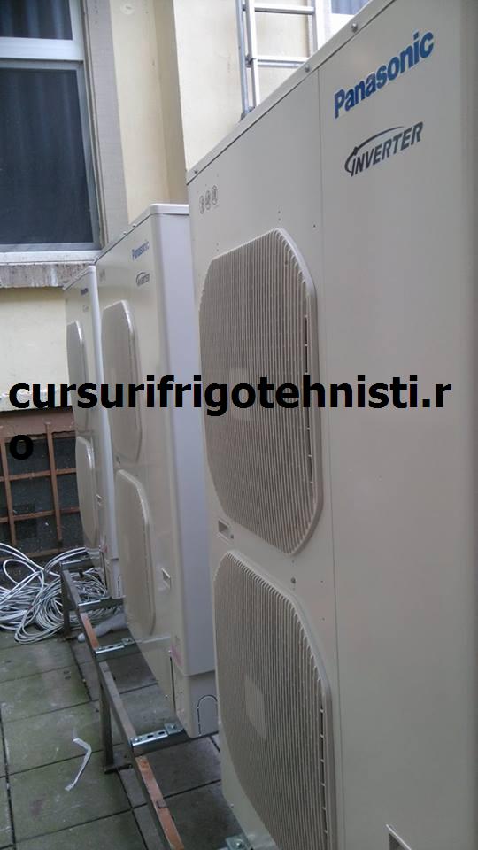 3 unitati externe Panasonic montate ope cladire au doua ventilatoare la condensator.jpg