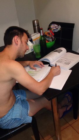 Gabriel studiaza manualul pentru examen.jpg