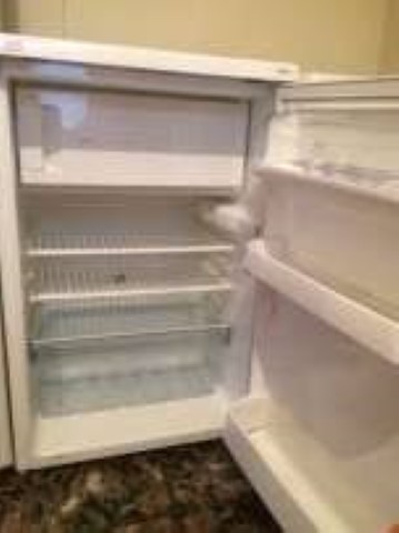 frigider care asteapta sa fie reparat (Small).jpg