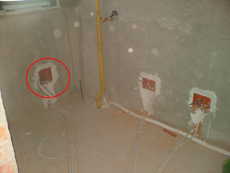 Tot pe sub fereastra montat de altii ,iar necazuri cu instalatorii cu caloriferul.jpg