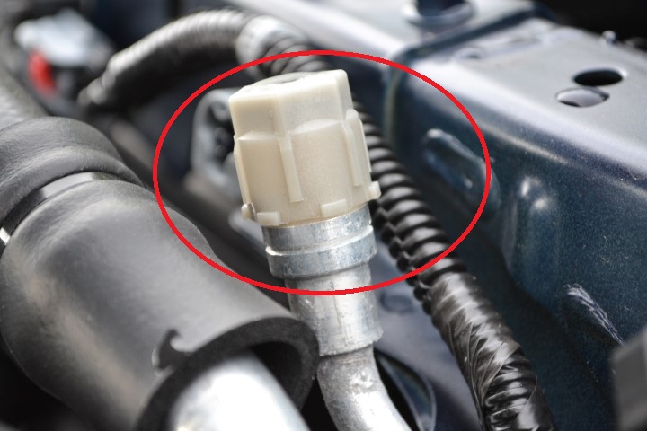 Punct de masura aici vine valva adaptoare de joasa la un subaru r-1234yf (Small).jpg