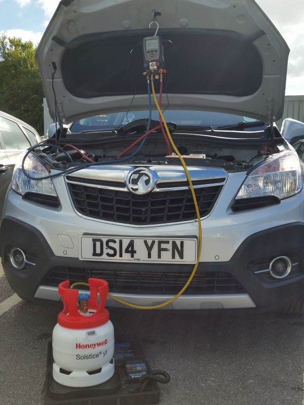 Aer conditionat auto cu r-1234yf il faci si pe strafa.jpg