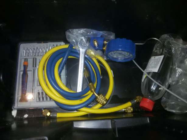 trusa frigotehnist baterie cu un manometru ,clicet imbusi ,taietor cu rola.jpg