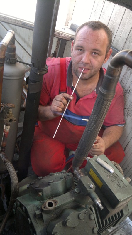 Stan danut sudeaza aspiratia unui compresor.JPG