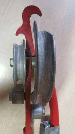 Poza cu indoitorul de tevi l-am folosit la un traseu de frig teava de 18 cupru maleabil.jpg