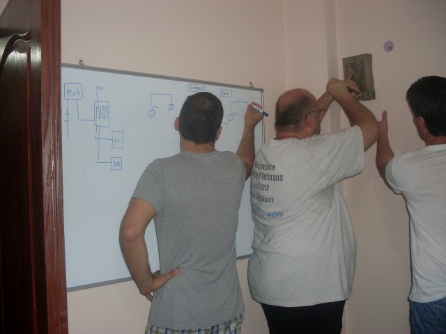 Practica electricieni liviu deseneaza la tabla schema monofilara ,baietii monteaza tabloul principal.JPG