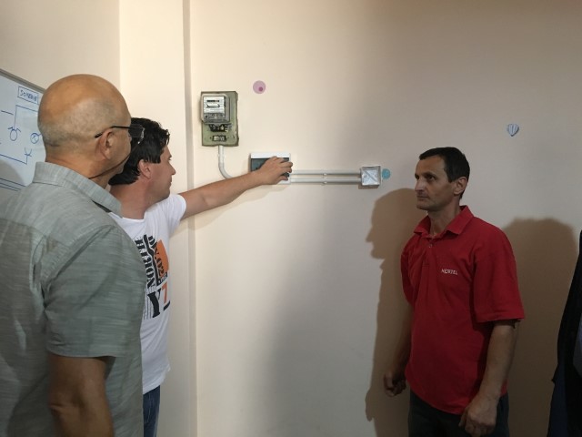 Contorul monofazat pentru masurarea energiei electrice este montat pe placa.JPG