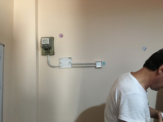 Incepem sa croim instalatia electrica este o aparenta totul pozat sa invatam sa facem legaturi.JPG