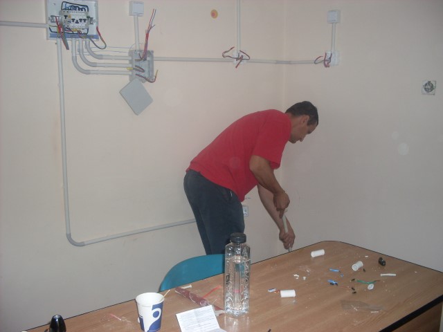 Suntem mesriasi electricienii lasa curat la locul de munca.JPG