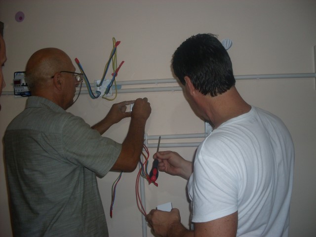 Ne pregatim instalatia electrica am tras conductoare.JPG