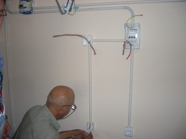 David a tras un circuit pentru priza de masina de spalat FY 3x2,5 ca la scoala.JPG