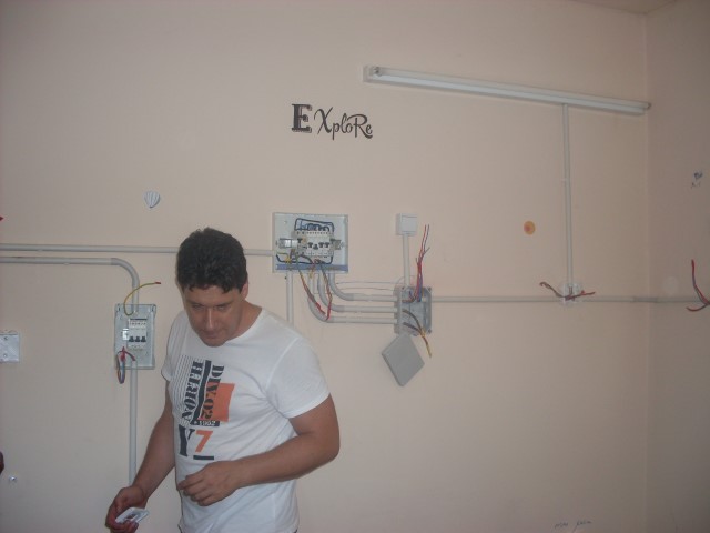 Grupa 8 electricieni Claudiu echipeaza tabloul cu 9 circuite inclus disjunctor diferential 16 A  30 mA.JPG