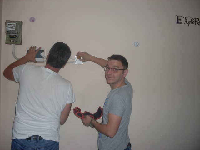 Gabriel traseaza un circuit electric la iesirea din contorul de energie electrica.JPG
