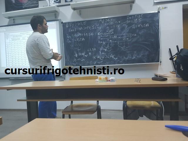 Liviu la tabla la scoala .il vedem la tabla si la practica  va fi un foarte bun electrician.jpg
