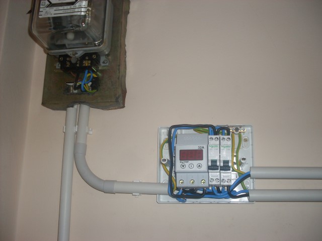 Montaj contor de masurare energie electrica , senzor supratensiune si 2 disjunctoare bipolare de 25 A.JPG