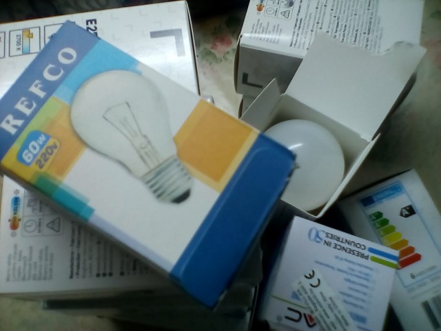 Lampi led si o lampa cu filament.jpg