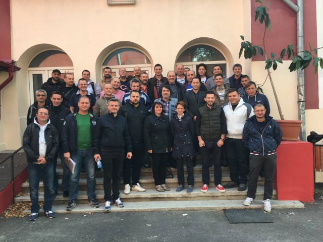 Grupa 8 electricieni  EMJT in fata scolii  poza de grup.jpg