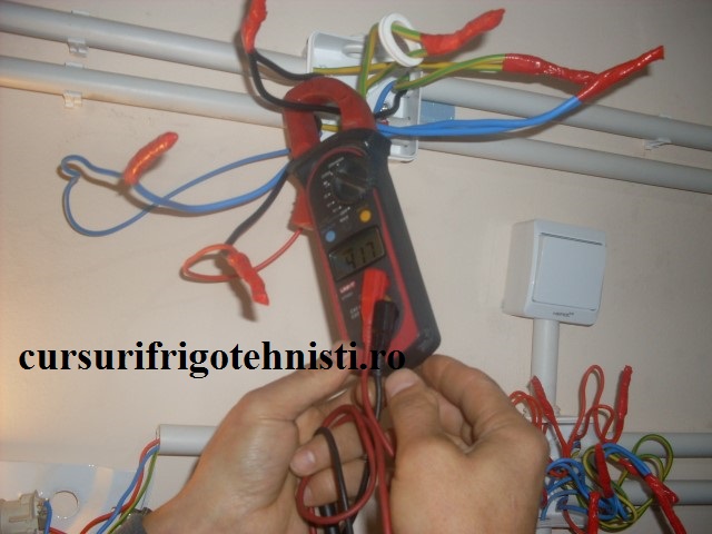 Masuram cu clamp metrul curentul in circuit masuratoare indirecta (Small).JPG
