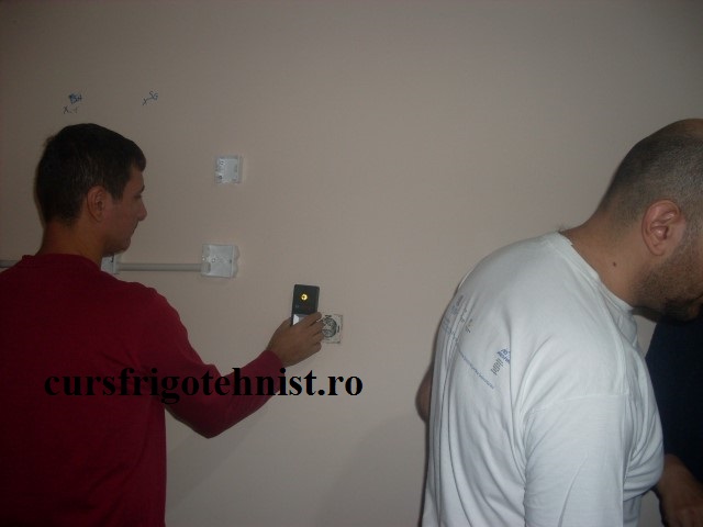 detectorul de metale cu el gasim circuitele prin pereti si armaturile (Small).JPG