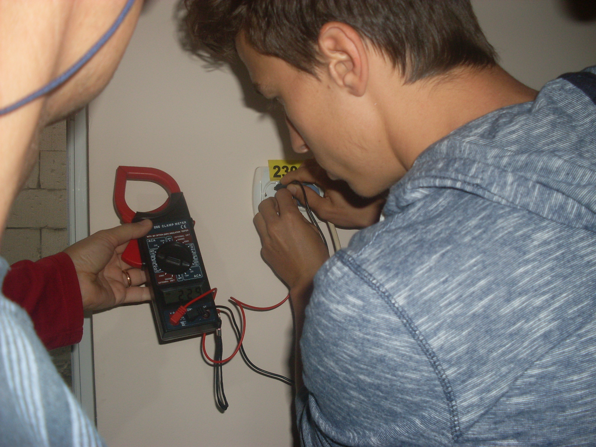 Masuram tensiunea la priza 230V.JPG