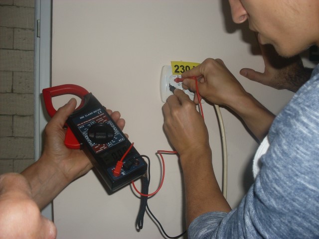 Masuratori cu clamp meter sa vedem tensiunea intre faza si nulul de protectie (Small).JPG