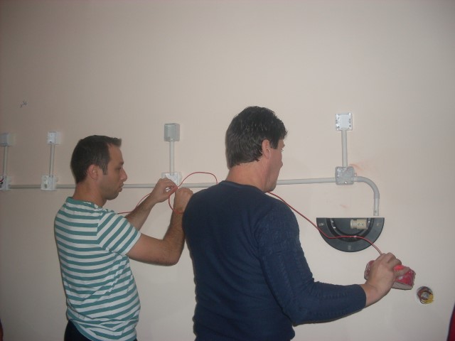 tragem circuitul de lumina la o lampa care se aprinde din 3 locuri (Small).JPG