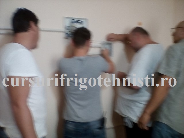 la practica executam o instalatie electrica circuite  de lumina si circuite de prize Alex seful de grupa face legaturi in doze.jpg