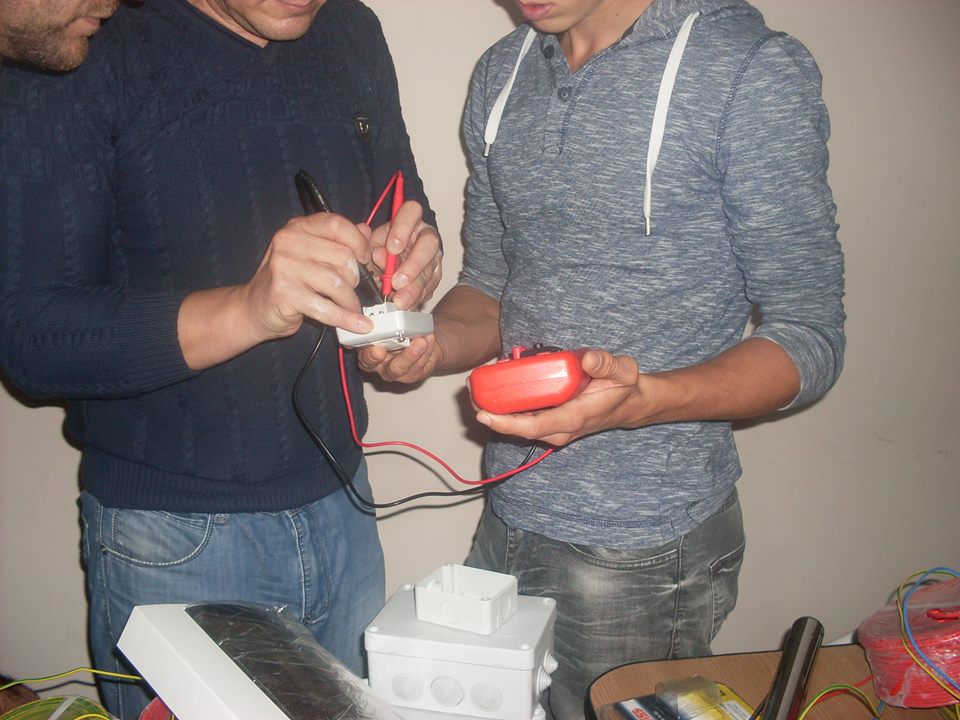 Folosirea unui aparat de masura digital este pus pe 200 ohmi cautam bornele comutatorului cruce.jpg