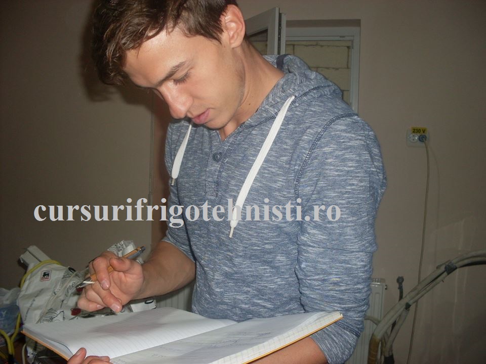 cu caietul si la practica facem schema monofilare a circuitului de iluminat.jpg