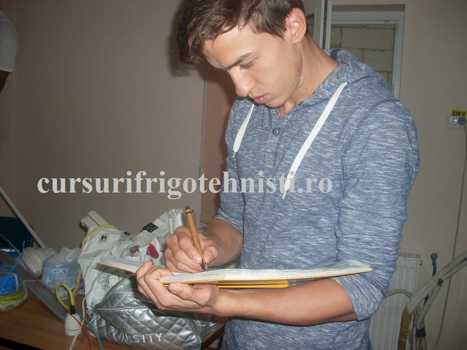 facem carte si la practica schema de functionare a unui circuit de iluminat actionat din 3 locuri cu intrerupatoare cap scara si cruce.jpg