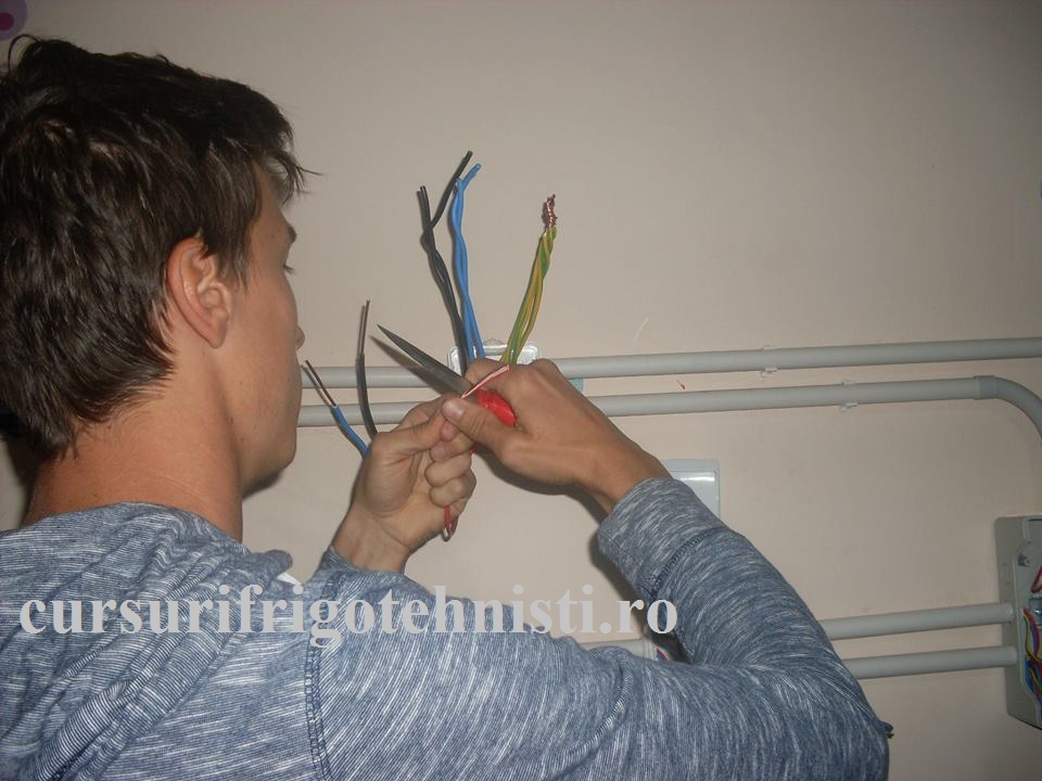 La practica am facut prima legatura in doza erau conductoare de cupru de 6 mmp.jpg