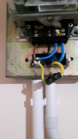 detaliu intrare conductoare in contor sunt de 6 mmp faza si nul contor monofazat.jpg