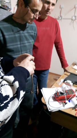 aparat de masura pus pe ohmi verificam continuitatea unui  comutator.jpg