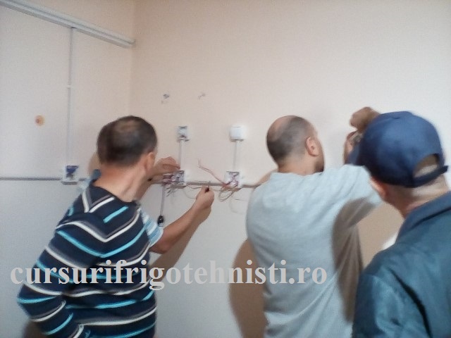 am mai pus o lampa de 7W pe stanga.jpg