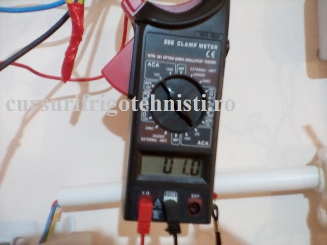 Consumul pe circuitul tabloului electric secundar 2 un frigider pornit si toate lampile aprinse 5 bucati de 7W la 230V.jpg