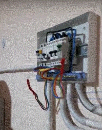 tablou secundar 2 echipat cu 7 disjunctoare...jpg