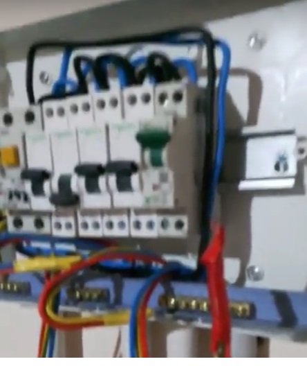alt detaliu tablou cu 6 disjunctoare inclus disjunctor diferential 16A cu 30mA.jpg