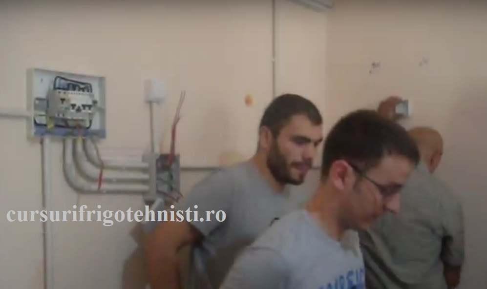 montam instalatia electrica , tablourile electrice sunt echipate.jpg