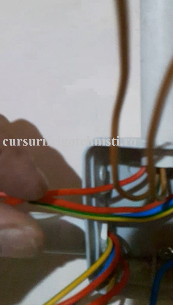 Am executat cu colegii de la gr 8  legaturi electrice in doze.jpg