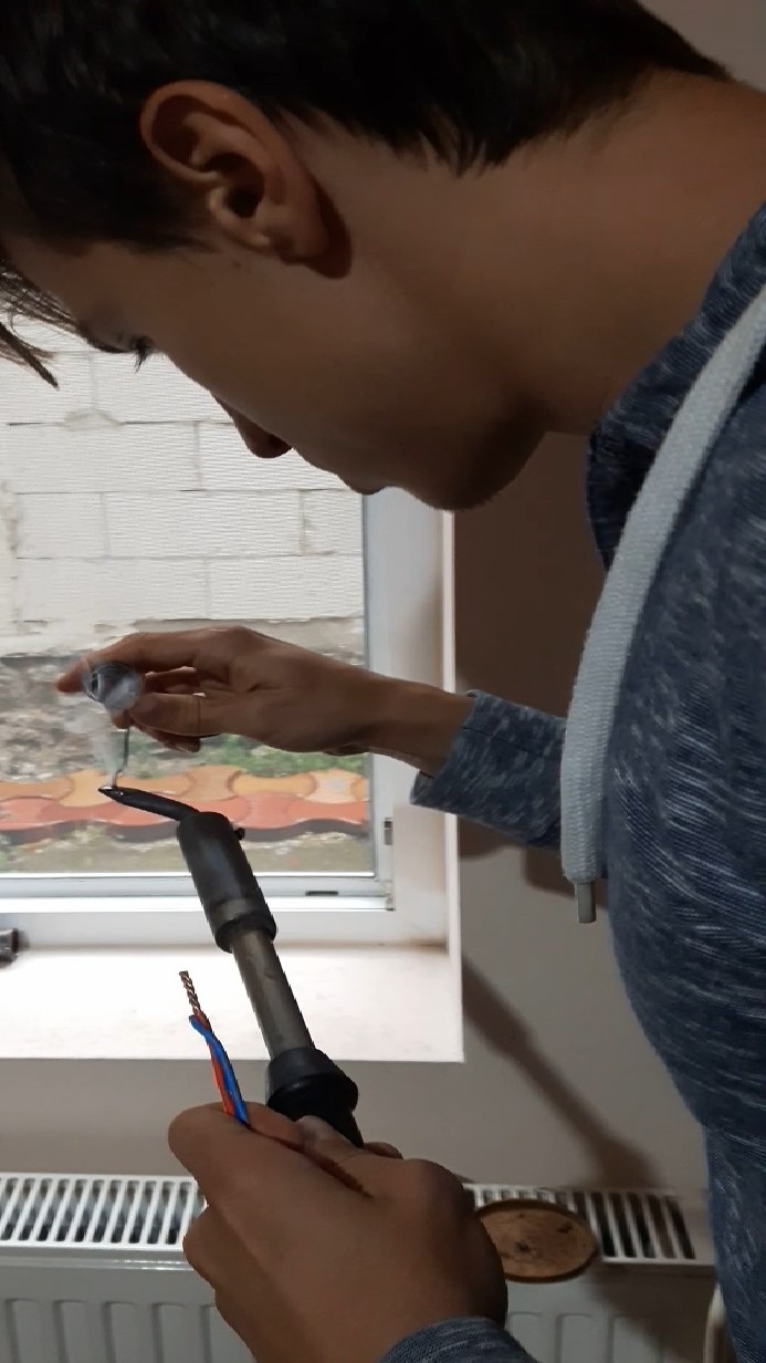 legaturi in doze prin cositorire , letconul este incins pun cositorul.jpg