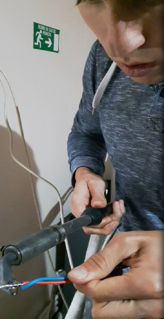 Alex a facut prima legatura in doza prin cositorire.jpg