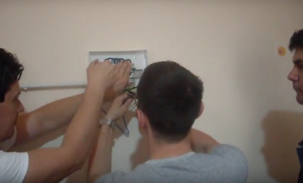 gr 8 monteaza primul tablou electric echipat complet cu disjunctoare de 10A 16A 16A 30mA diferential.jpg