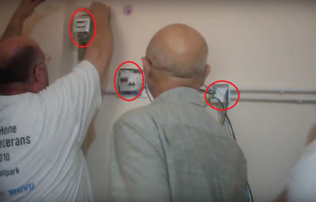 Am legat ca niste profesionisti contorul , tabloul principal cu senzorul de supratensiune.jpg