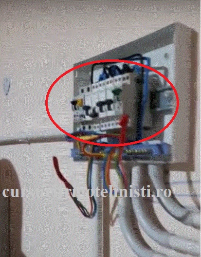 prima data in viata am echipat un tablou electric cu 7 circuite , lumina si prize inclus disjunctor diferential.jpg