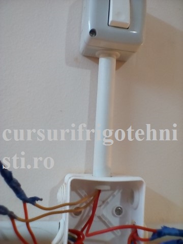 detaliu legatura comutator intra doua fire maro ies doua fire rosii sa nu ne incurca comutatorul cruce cu doza lui de legatura.jpg