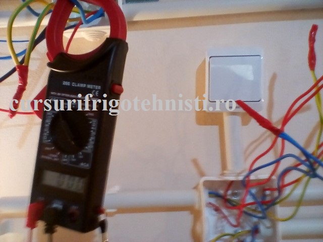 masurare curent electric cu clamp metrul.jpg