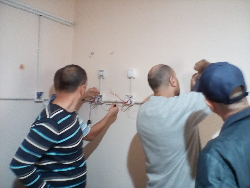 legaturi comutator cap scara si cruce pe circuitul de iluminat u=230V lampi 7W led economic.jpg