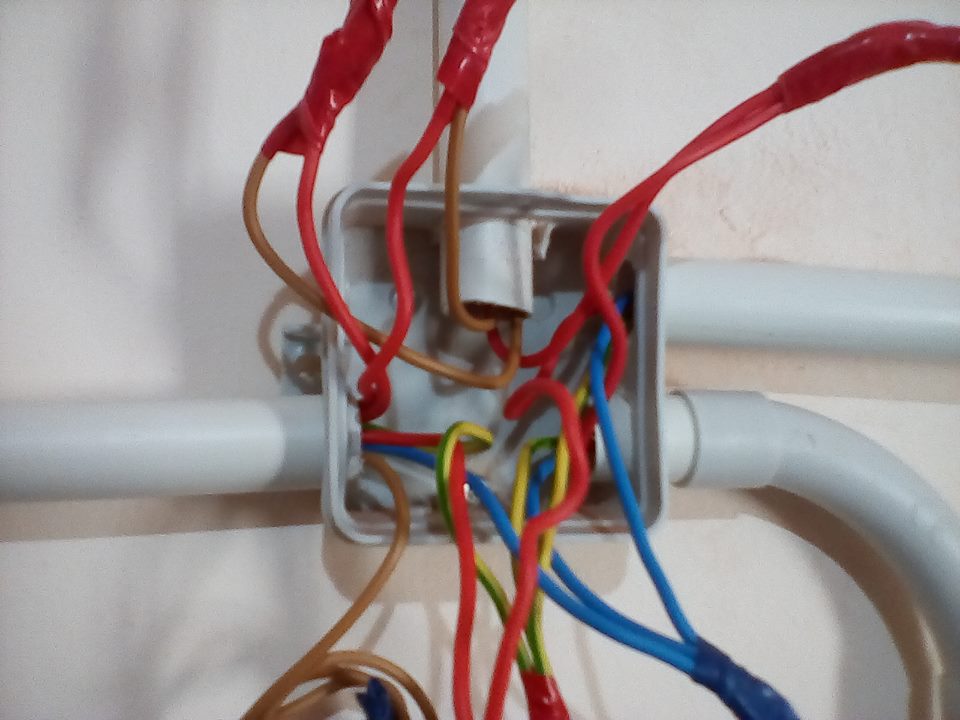 detaliu legaturi in doze spre circuitul de iluminat.jpg