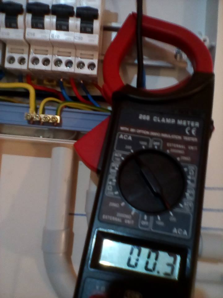 masuram curentul consumat de 3 lampi aprinse 300mA.jpg